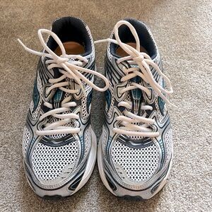 Women’s tennis shoes